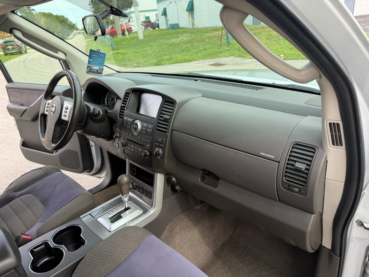 Nissan Pathfinder LE 4WD 2010