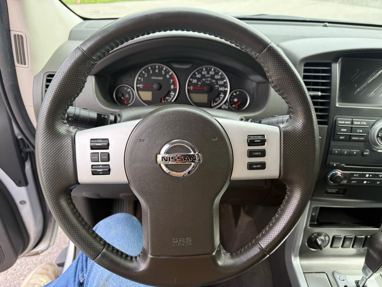 Nissan Pathfinder LE 4WD 2010