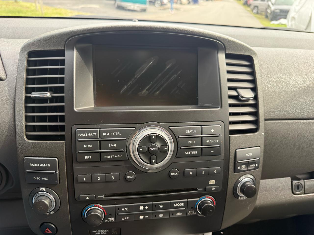 Nissan Pathfinder LE 4WD 2010