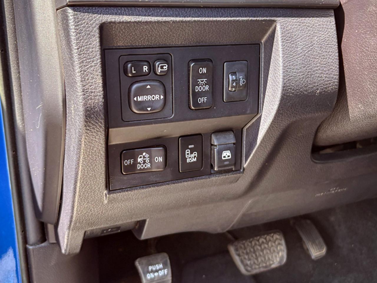 Toyota Tundra 4WD Platinum CrewMax 5.5' Bed 5.7L FFV (Natl) 2017