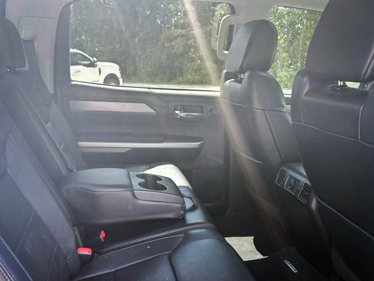 Toyota Tundra 4WD Platinum CrewMax 5.5' Bed 5.7L FFV (Natl) 2017