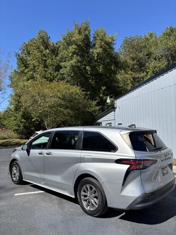 Toyota Sienna XLE FWD 7-Passenger (Natl) 2022