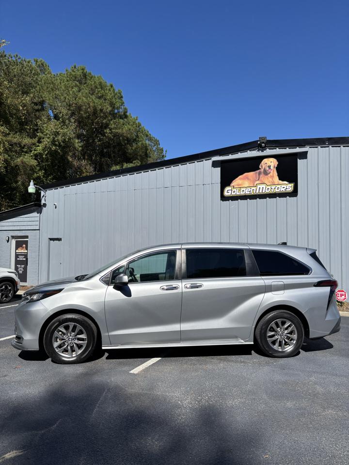 Toyota Sienna XLE FWD 7-Passenger (Natl) 2022