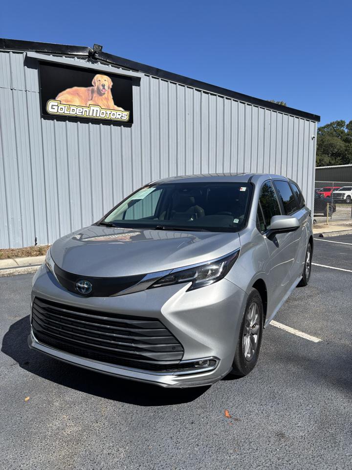 Toyota Sienna XLE FWD 7-Passenger (Natl) 2022
