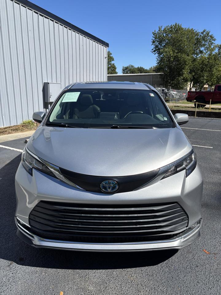Toyota Sienna XLE FWD 7-Passenger (Natl) 2022