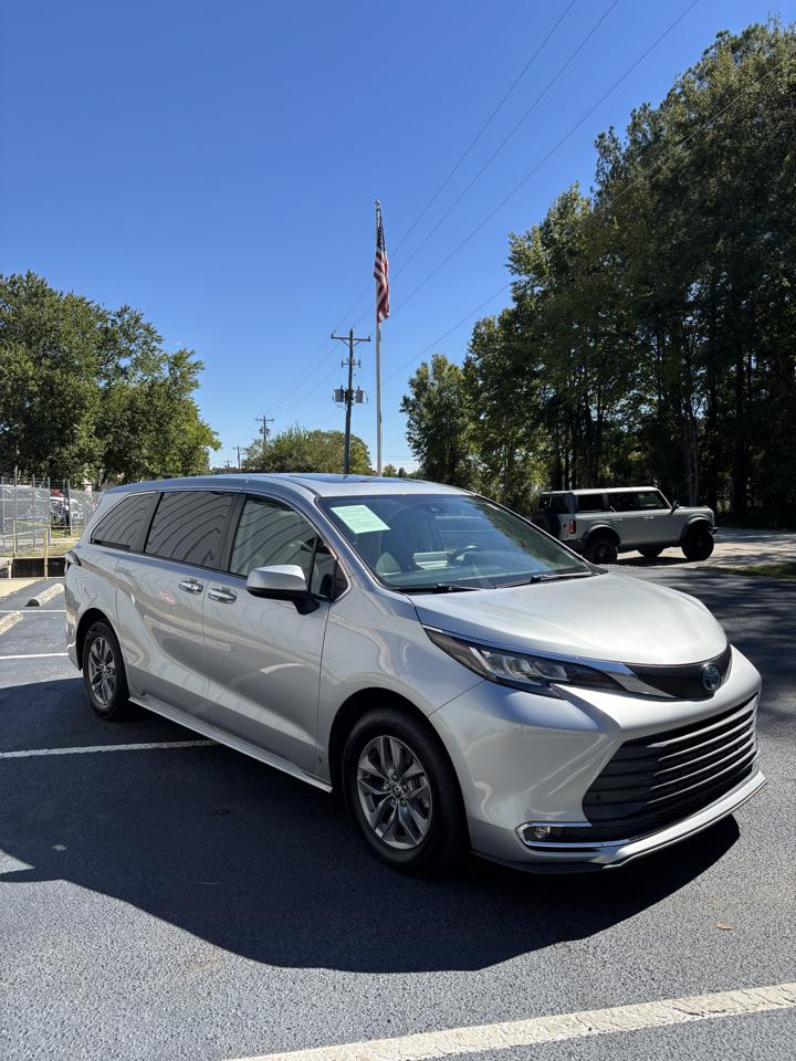 Toyota Sienna XLE FWD 7-Passenger (Natl) 2022