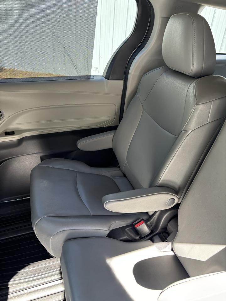 Toyota Sienna XLE FWD 7-Passenger (Natl) 2022