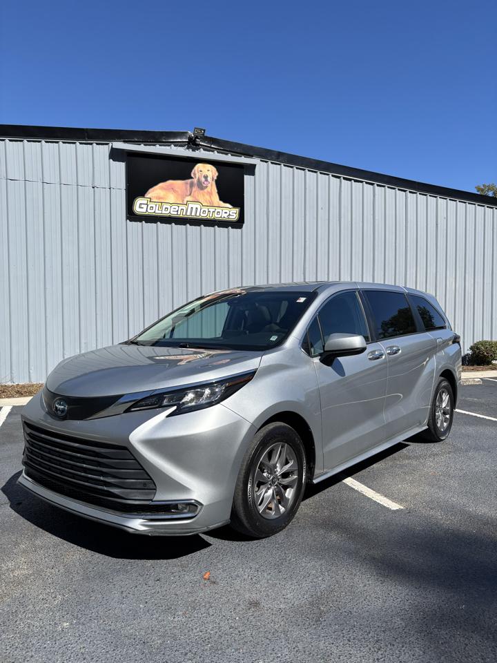 Toyota Sienna XLE FWD 7-Passenger (Natl) 2022