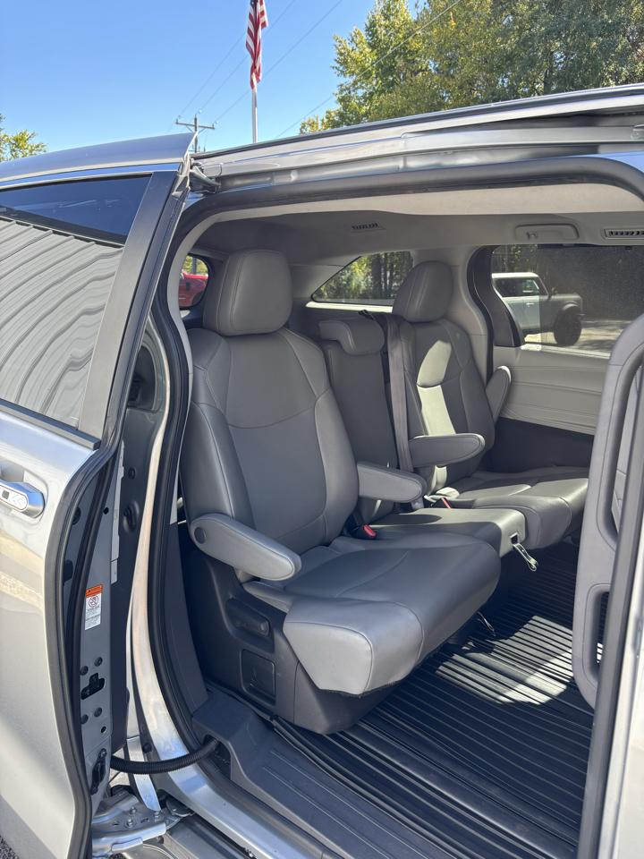 Toyota Sienna XLE FWD 7-Passenger (Natl) 2022