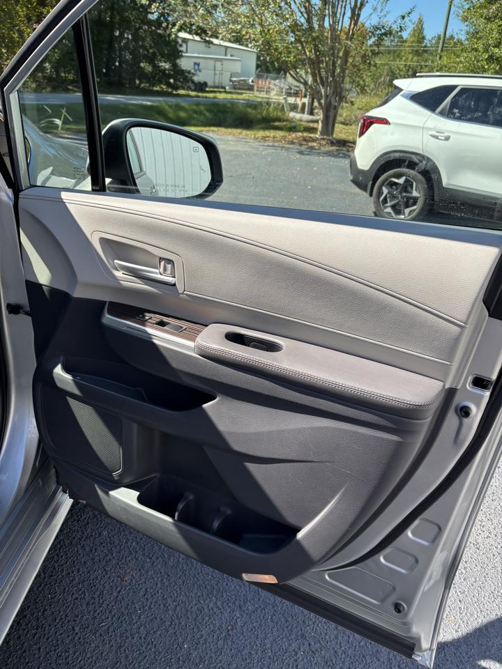 Toyota Sienna XLE FWD 7-Passenger (Natl) 2022