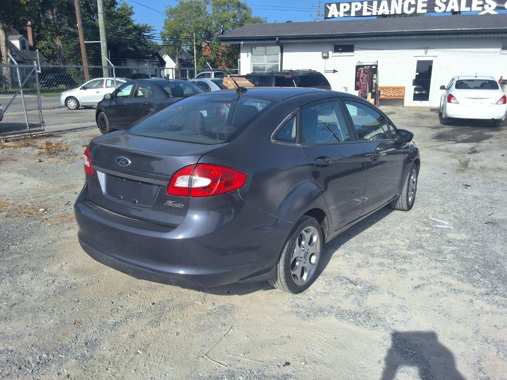 Ford Fiesta SE Sedan 2013
