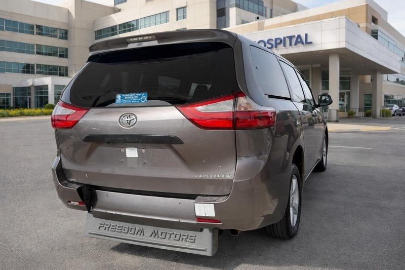 Toyota Sienna 5dr 7-Pass Van CE FWD (Natl) 2015
