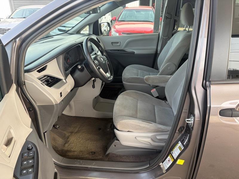 Toyota Sienna 5dr 7-Pass Van CE FWD (Natl) 2015