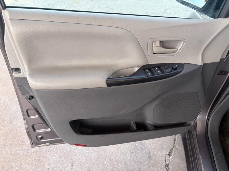 Toyota Sienna 5dr 7-Pass Van CE FWD (Natl) 2015