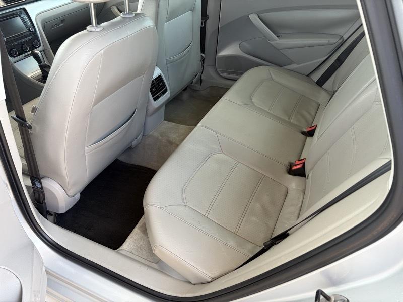Volkswagen Passat Sedan  2013