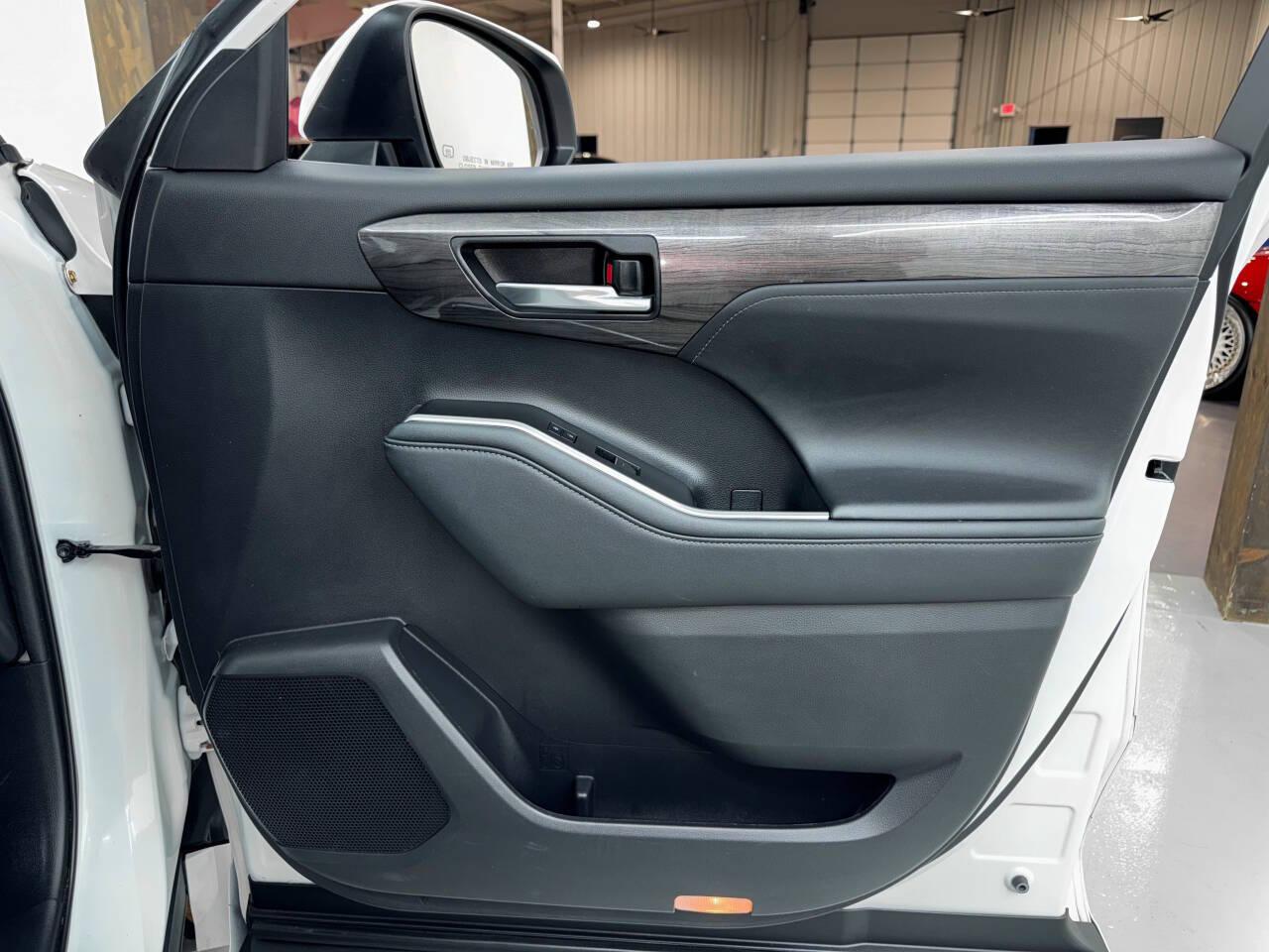 Toyota Highlander Limited AWD V6 2021