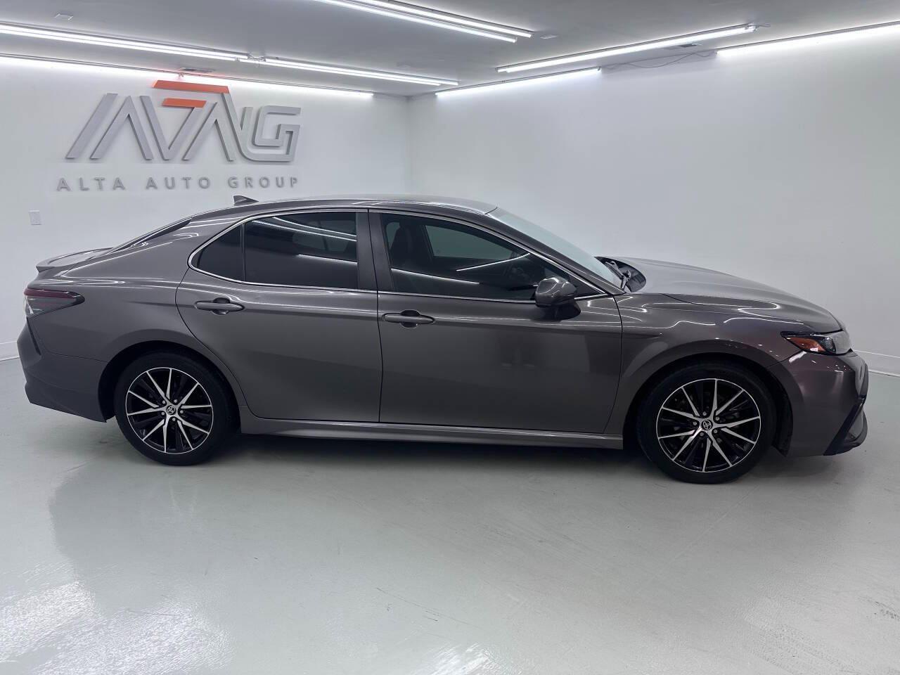 Toyota Camry SE 2021