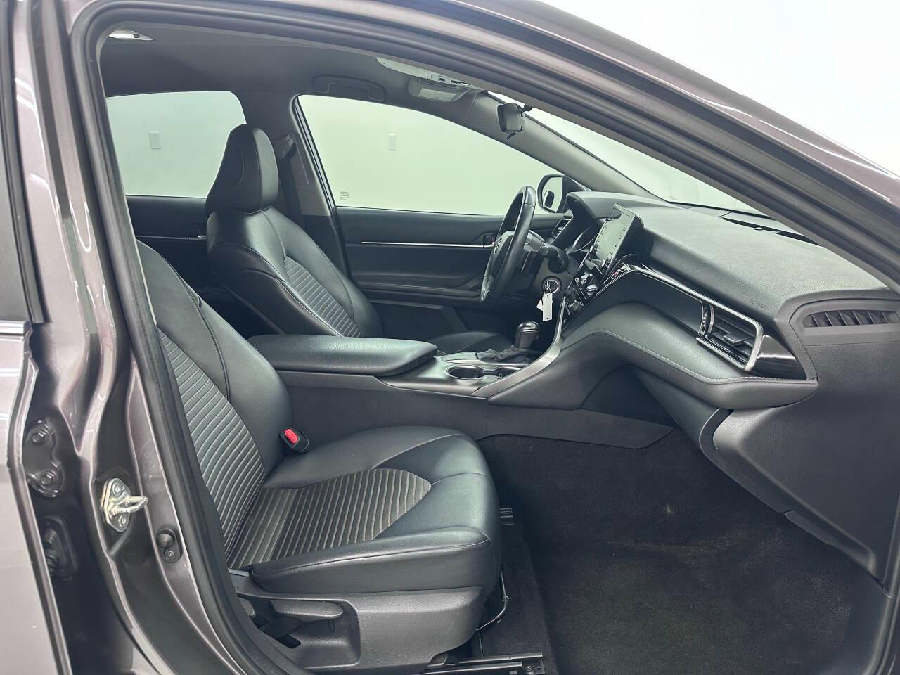 Toyota Camry SE 2021