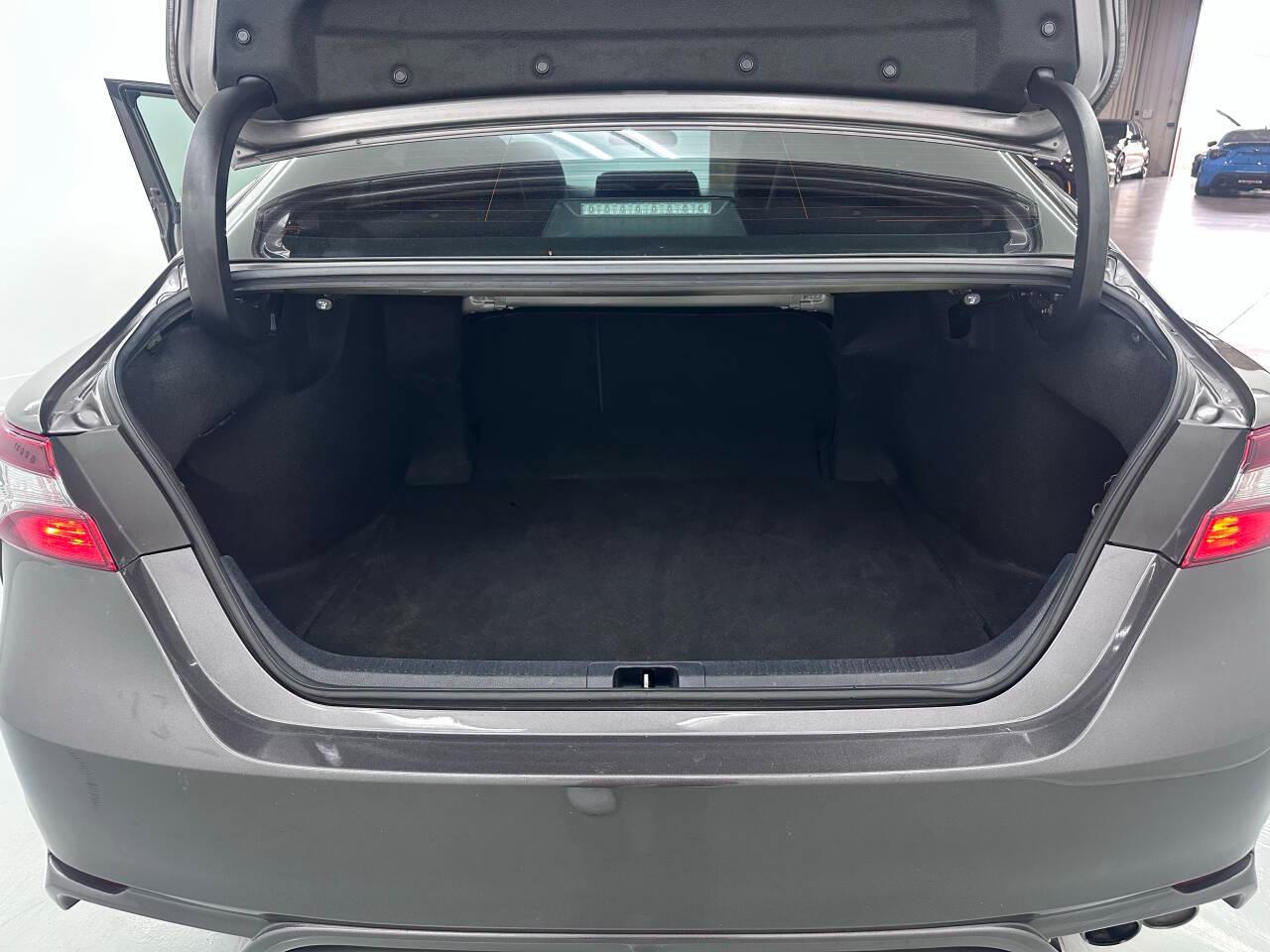 Toyota Camry SE 2021