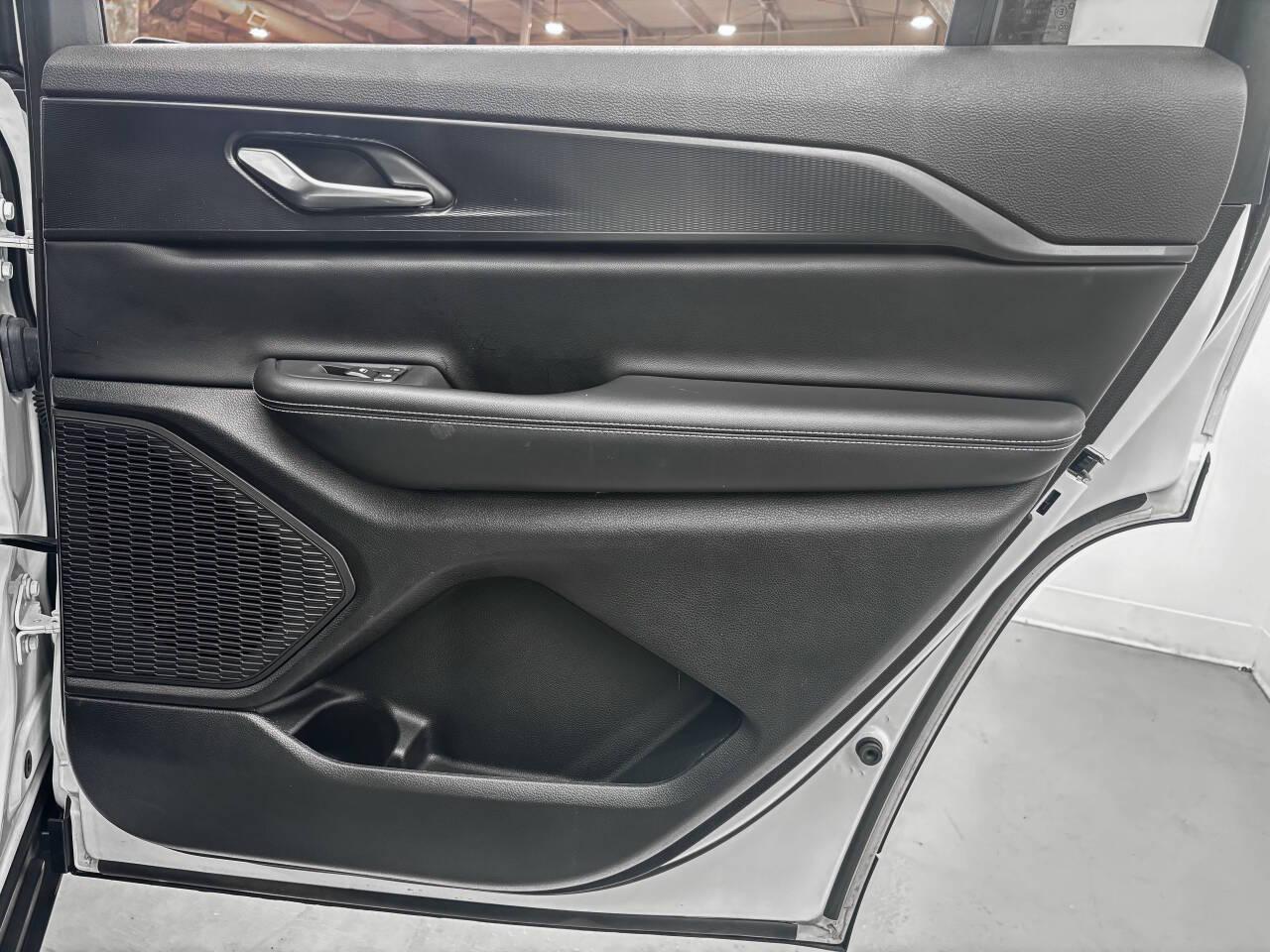 Jeep Grand Cherokee L Laredo 4WD 2024