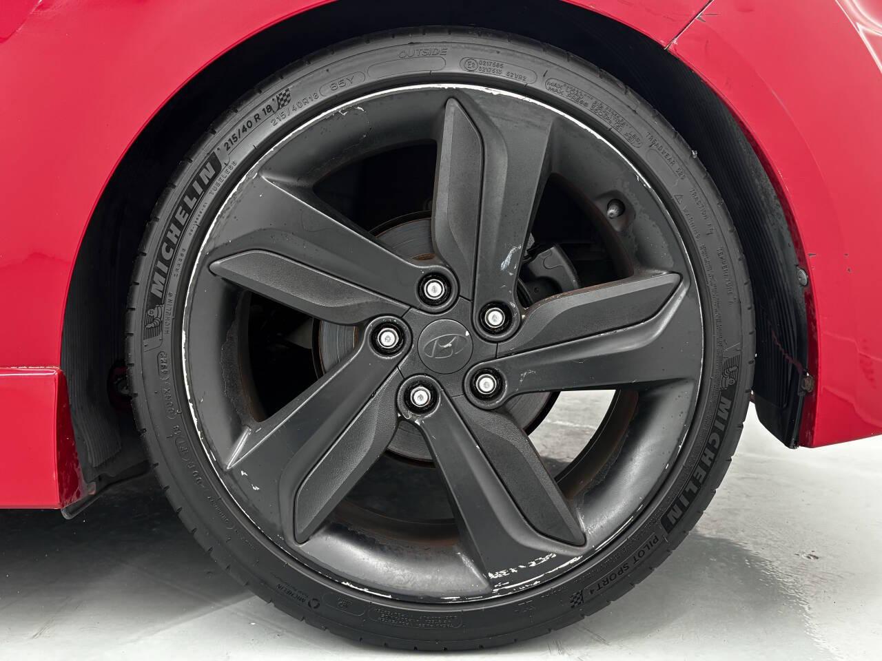 Hyundai Veloster Base 2013