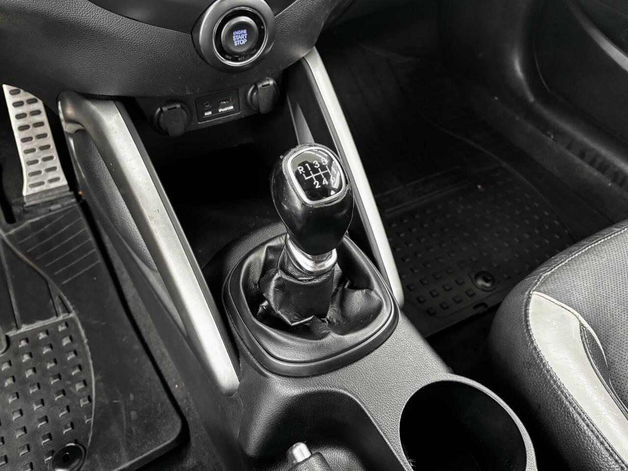 Hyundai Veloster Base 2013