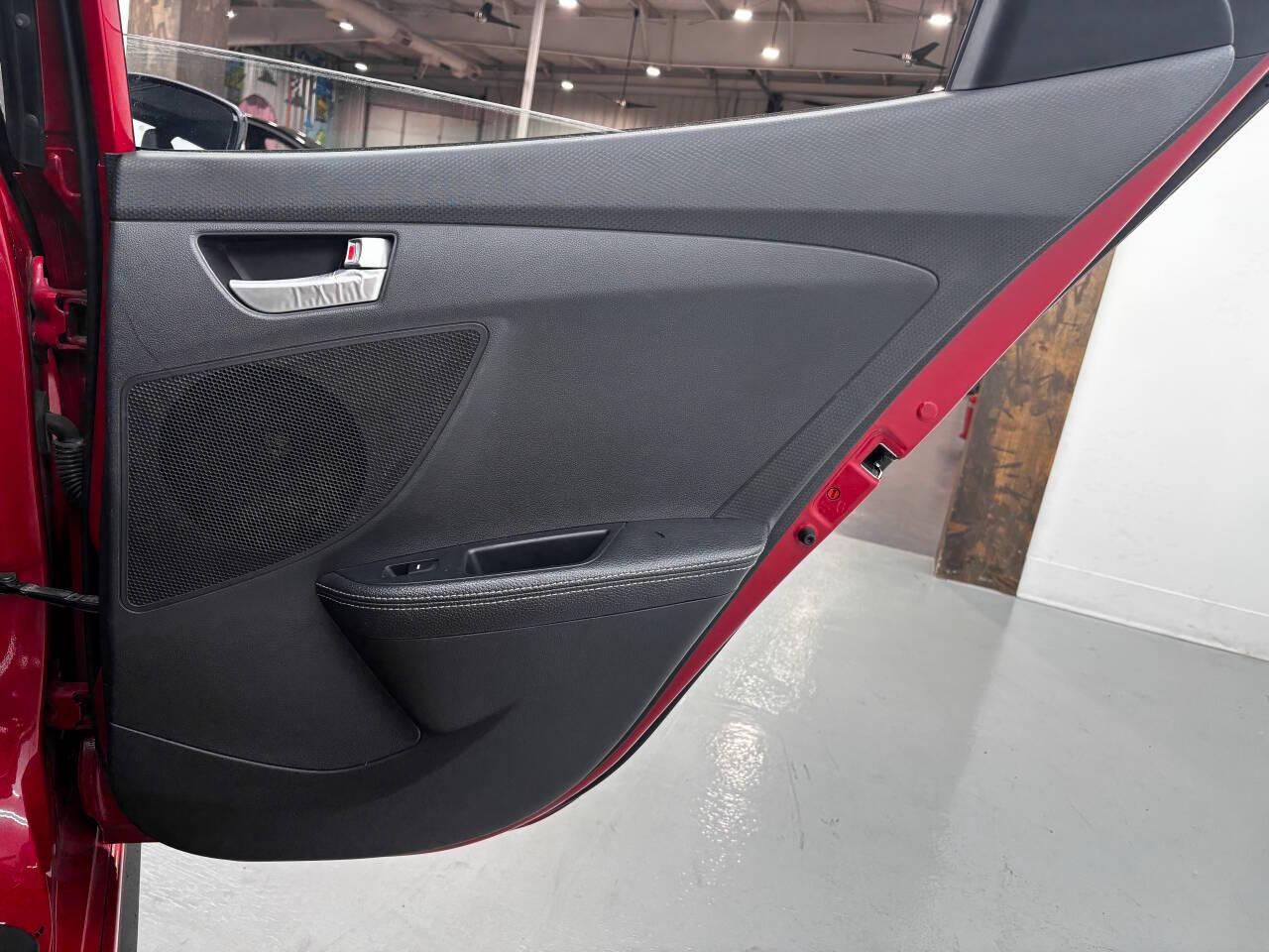 Hyundai Veloster Base 2013