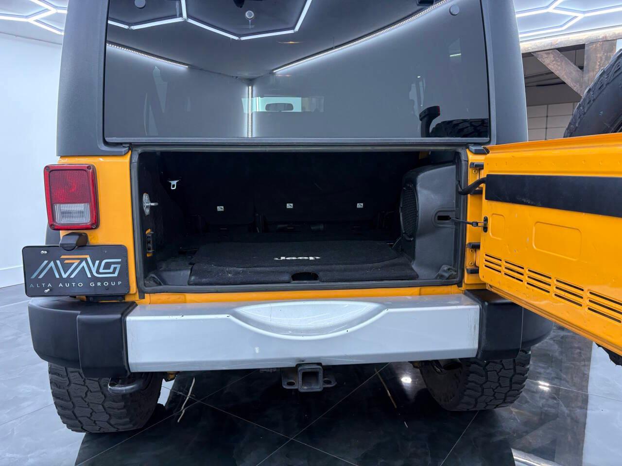 Jeep Wrangler Unlimited Sahara 4WD 2012