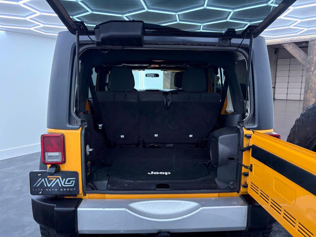 Jeep Wrangler Unlimited Sahara 4WD 2012