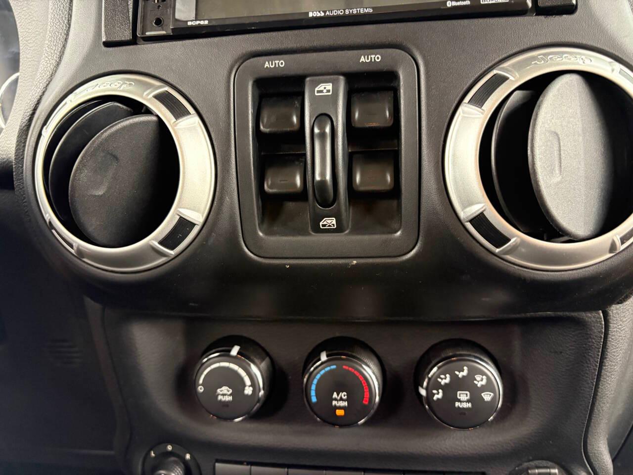 Jeep Wrangler Unlimited Sahara 4WD 2012