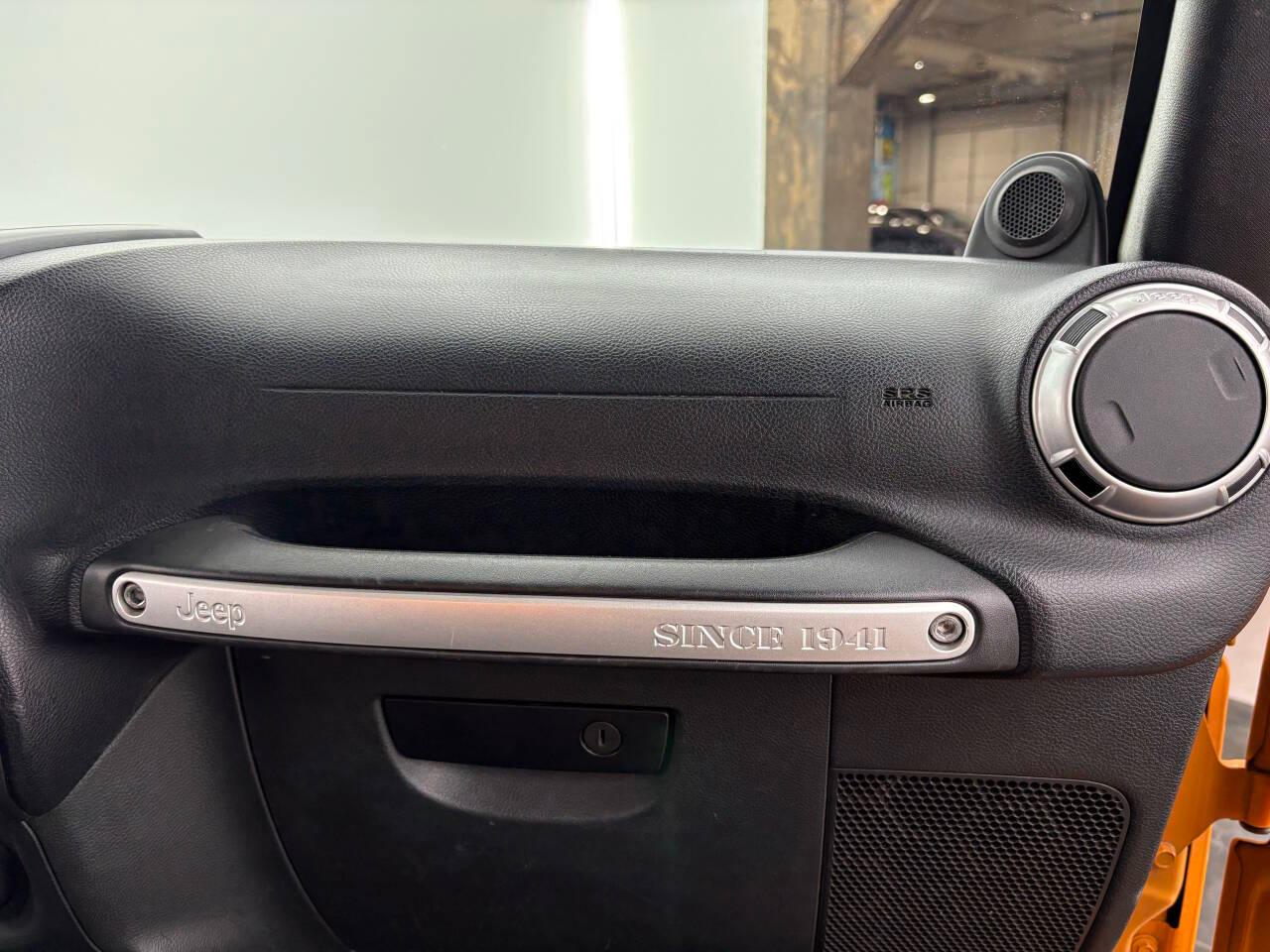 Jeep Wrangler Unlimited Sahara 4WD 2012