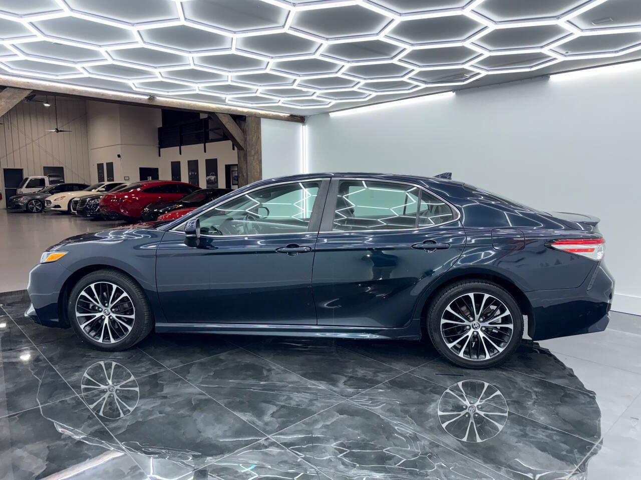 Toyota Camry SE 2020