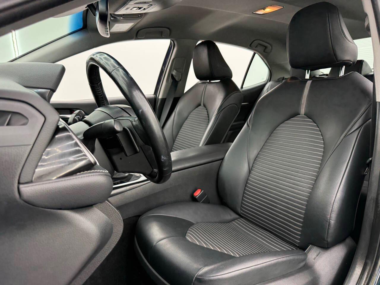 Toyota Camry SE 2020