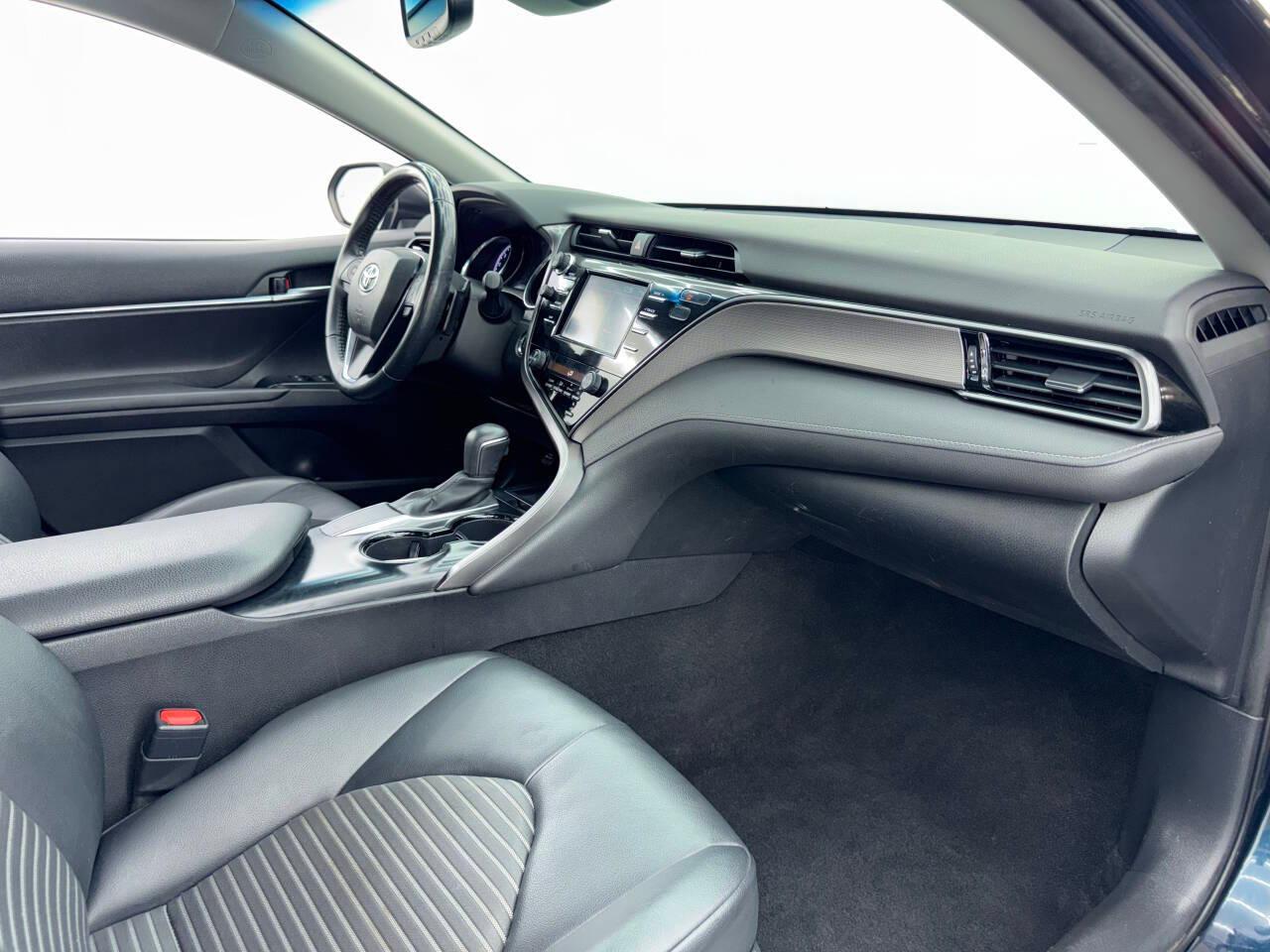 Toyota Camry SE 2020