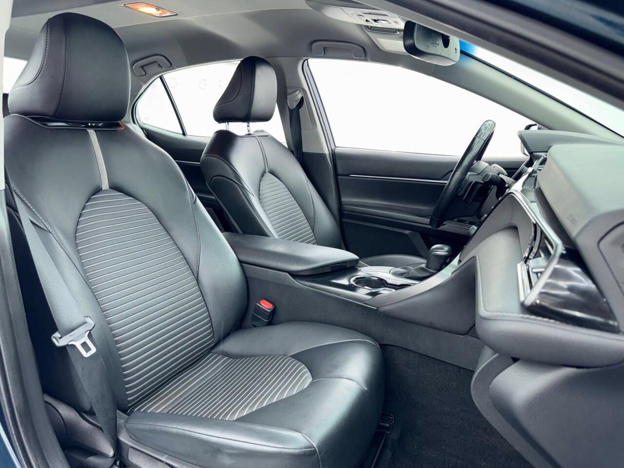 Toyota Camry SE 2020
