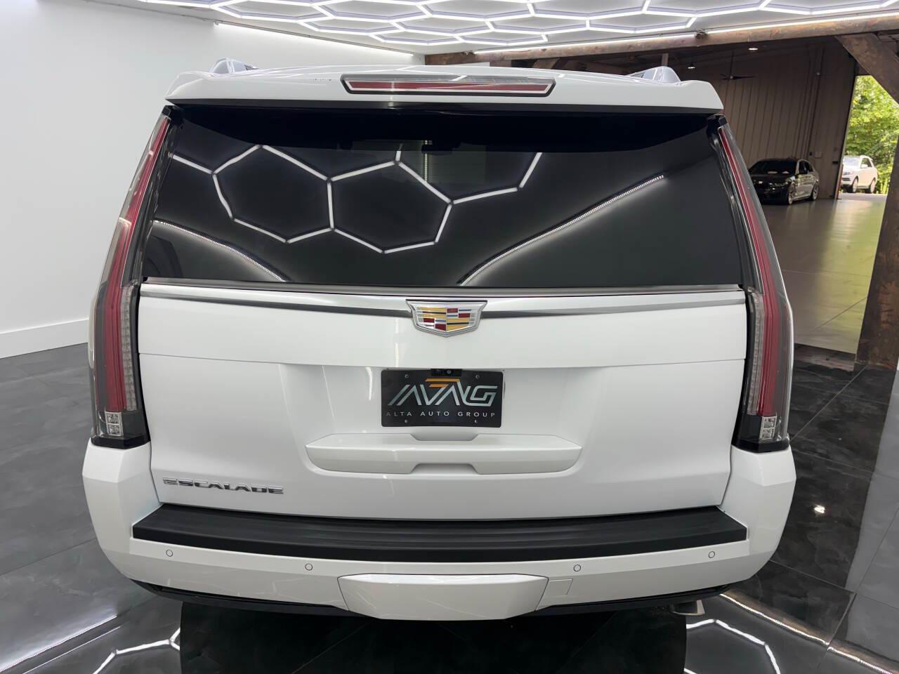 Cadillac Escalade Luxury 2WD 2017