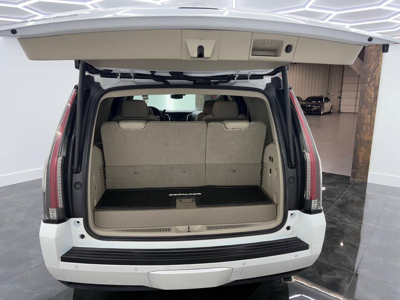 Cadillac Escalade Luxury 2WD 2017