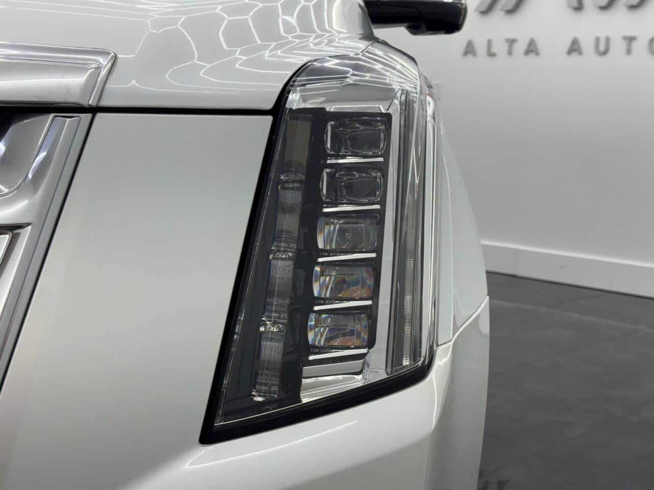 Cadillac Escalade Luxury 2WD 2017