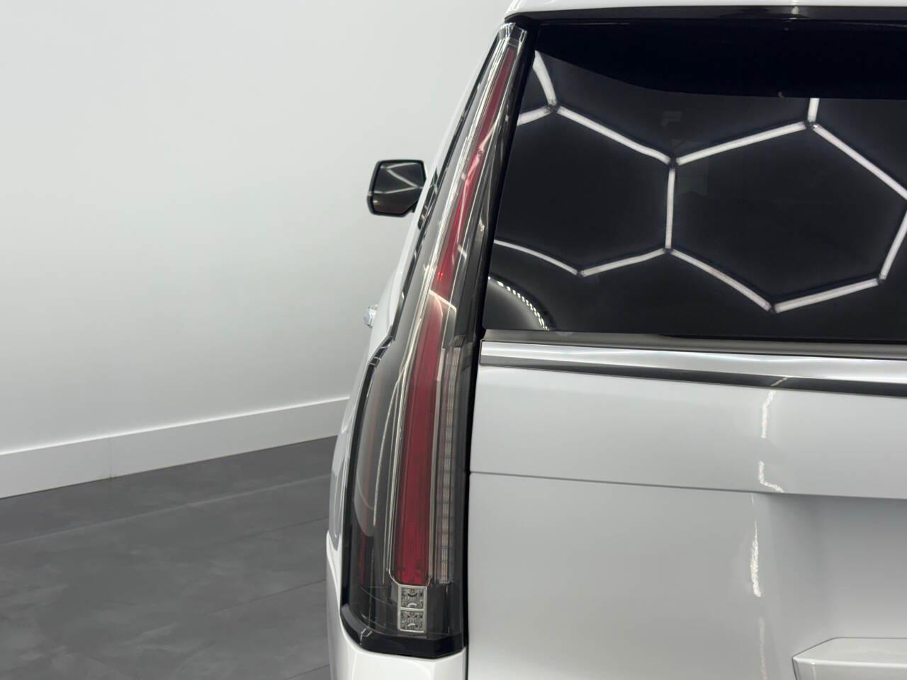 Cadillac Escalade Luxury 2WD 2017