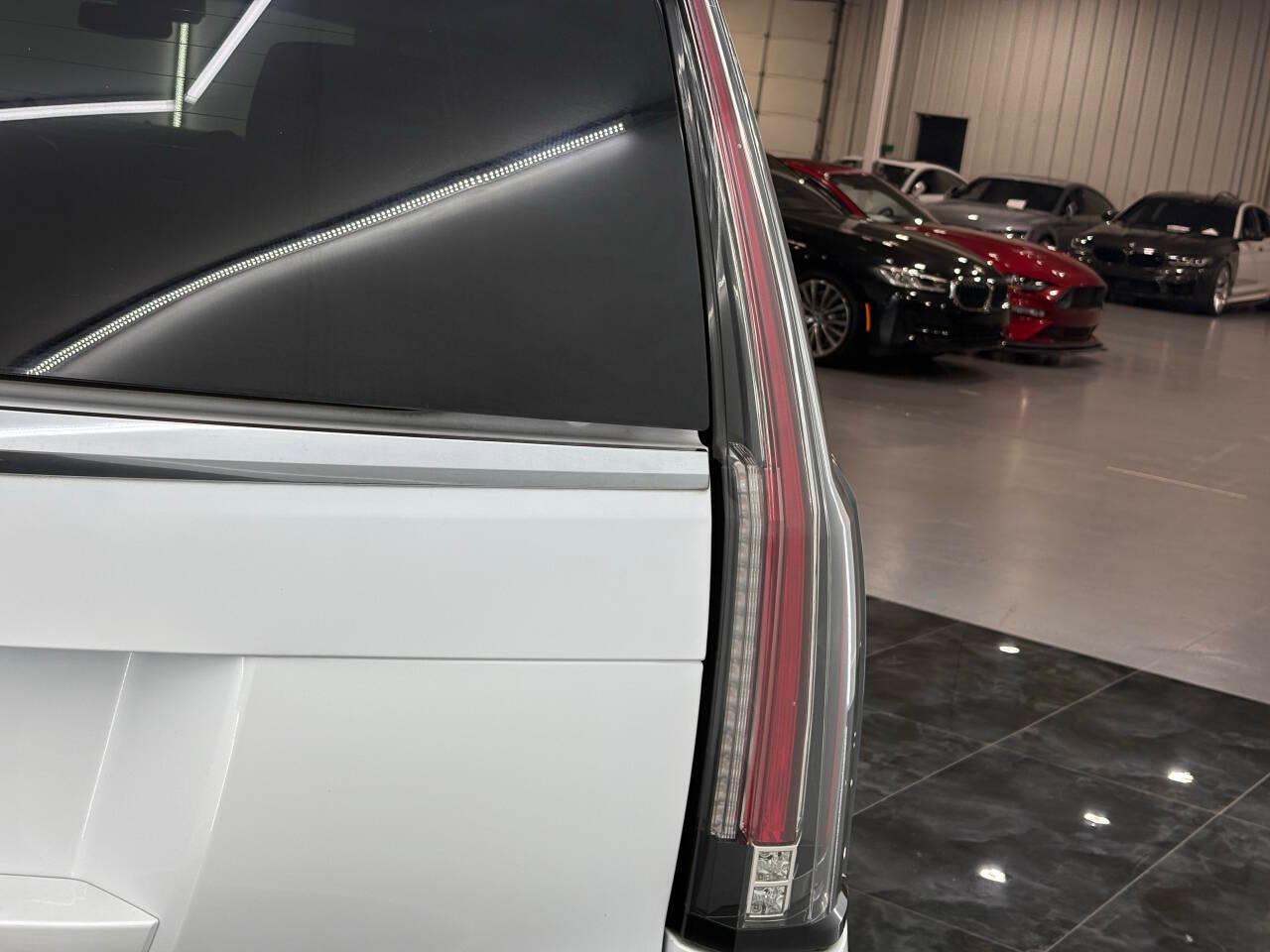 Cadillac Escalade Luxury 2WD 2017