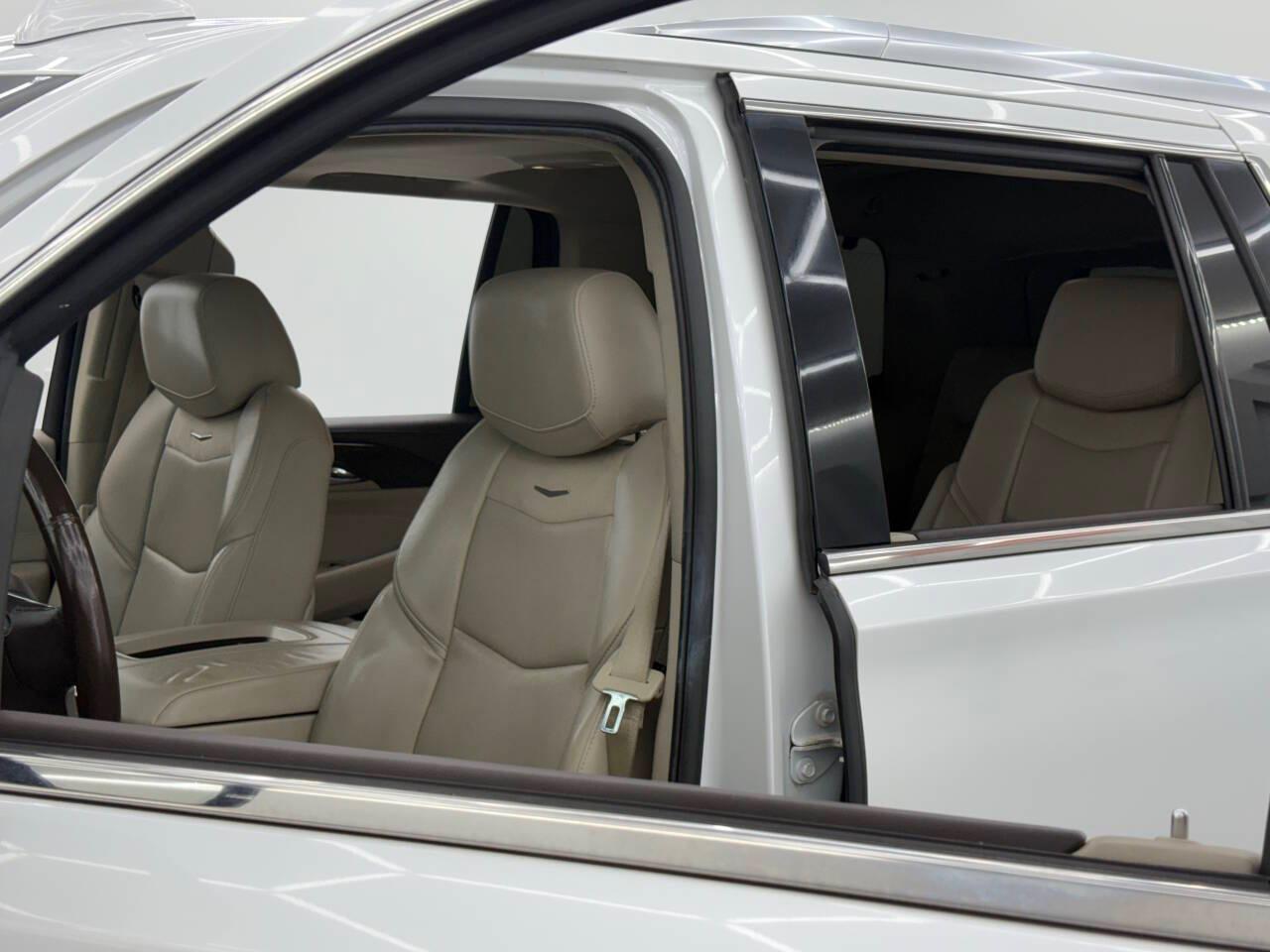 Cadillac Escalade Luxury 2WD 2017
