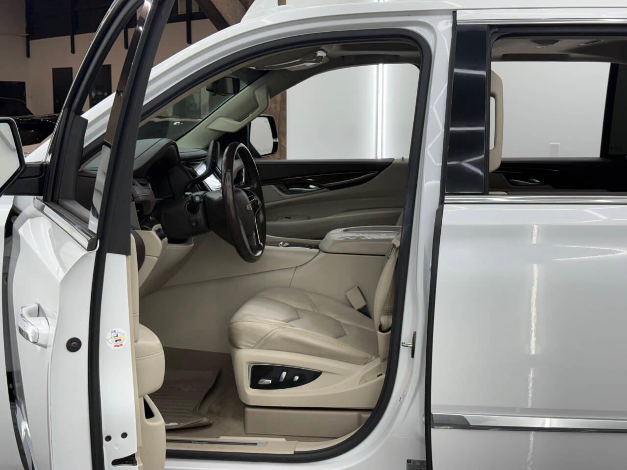 Cadillac Escalade Luxury 2WD 2017