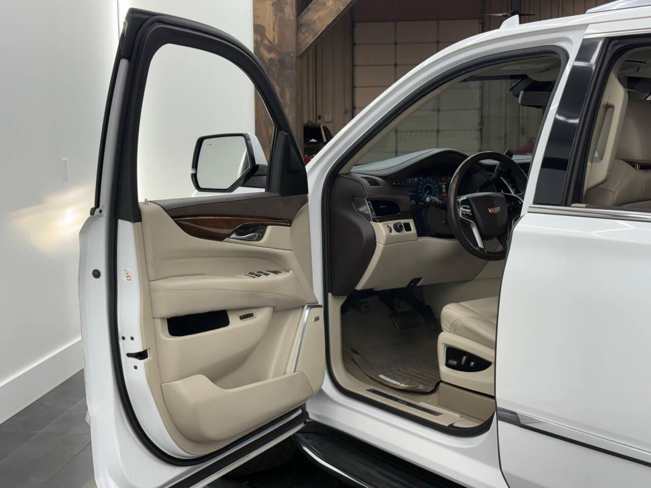 Cadillac Escalade Luxury 2WD 2017