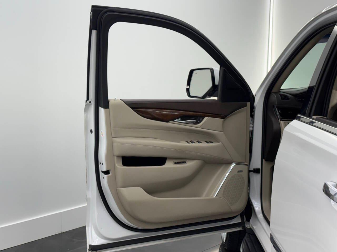 Cadillac Escalade Luxury 2WD 2017