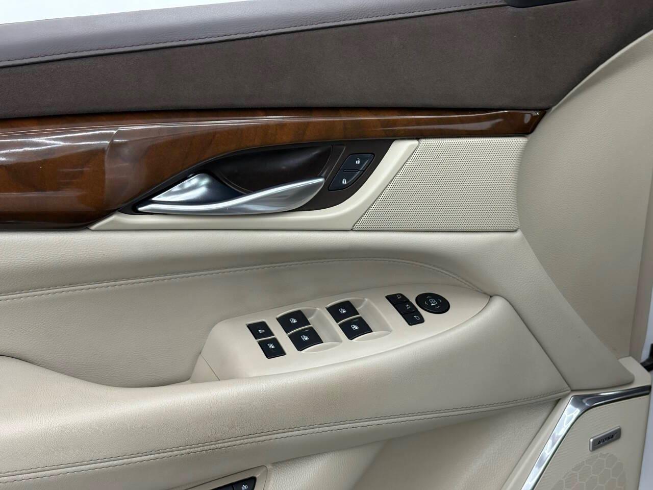 Cadillac Escalade Luxury 2WD 2017