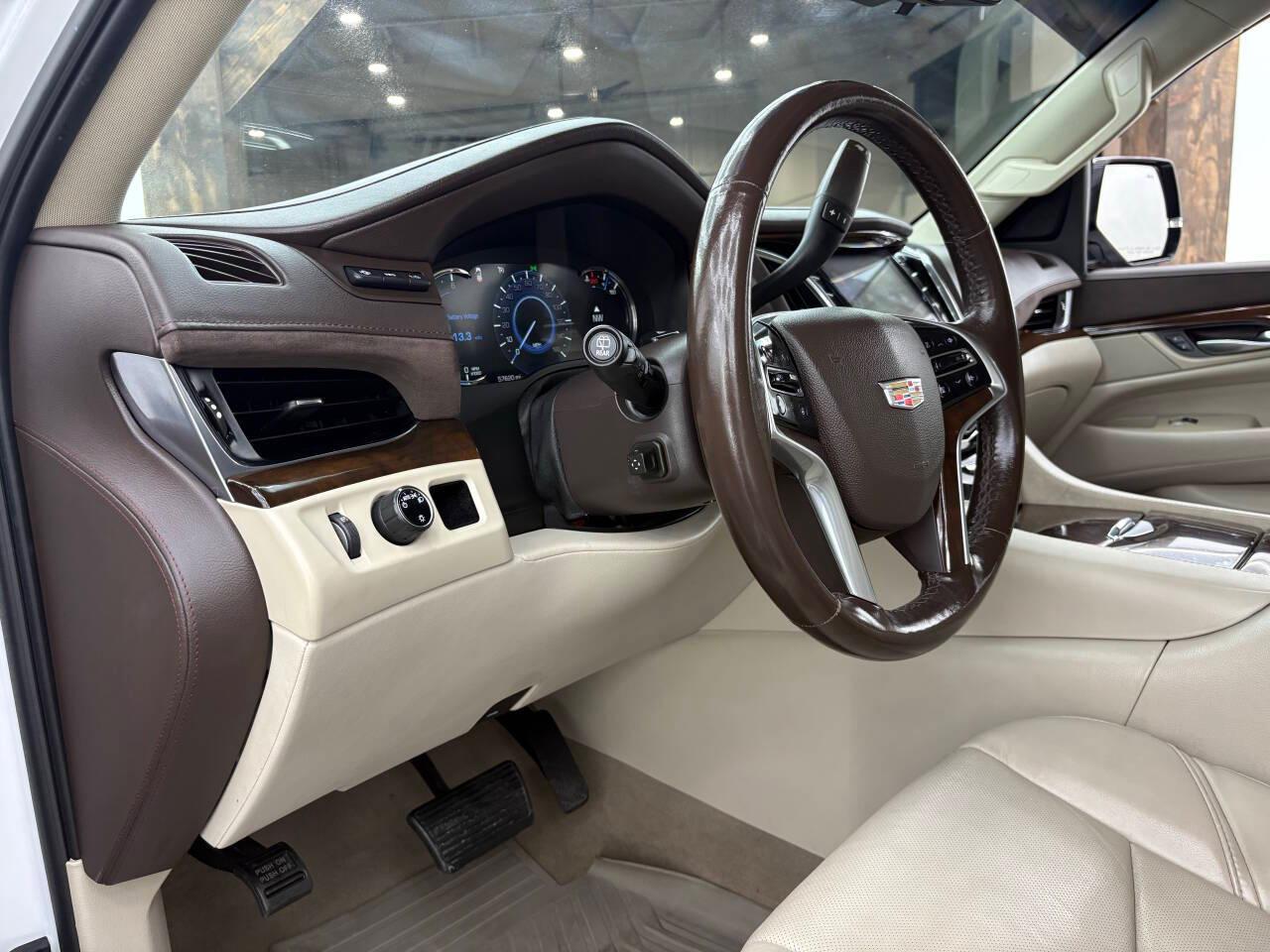 Cadillac Escalade Luxury 2WD 2017
