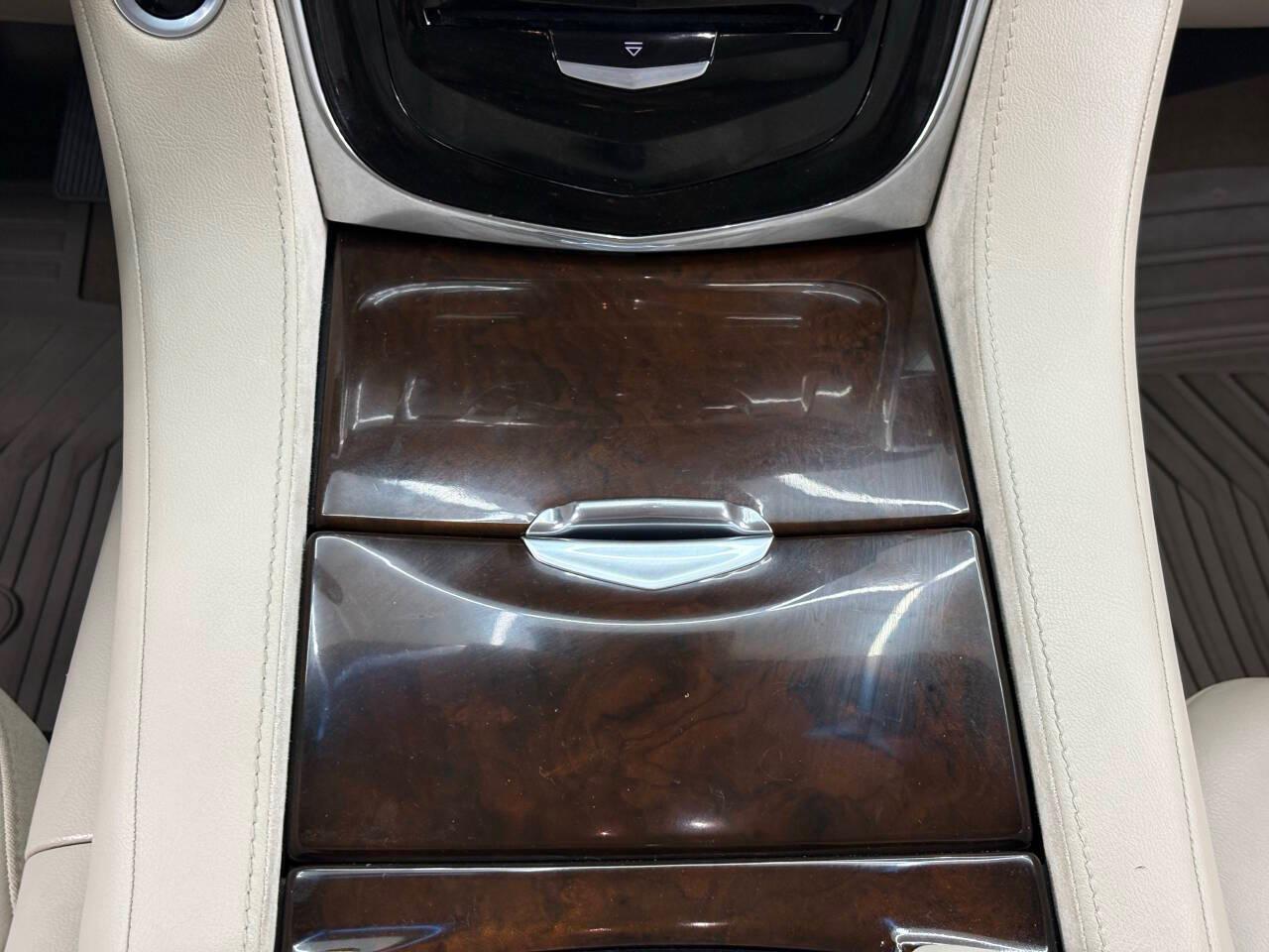 Cadillac Escalade Luxury 2WD 2017