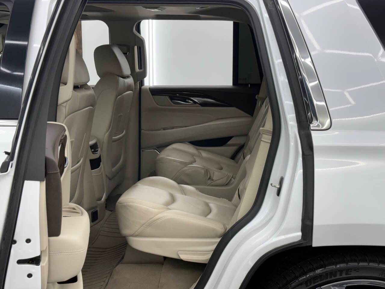 Cadillac Escalade Luxury 2WD 2017