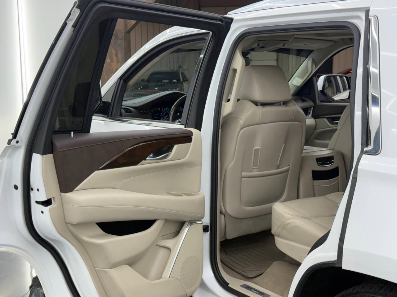 Cadillac Escalade Luxury 2WD 2017