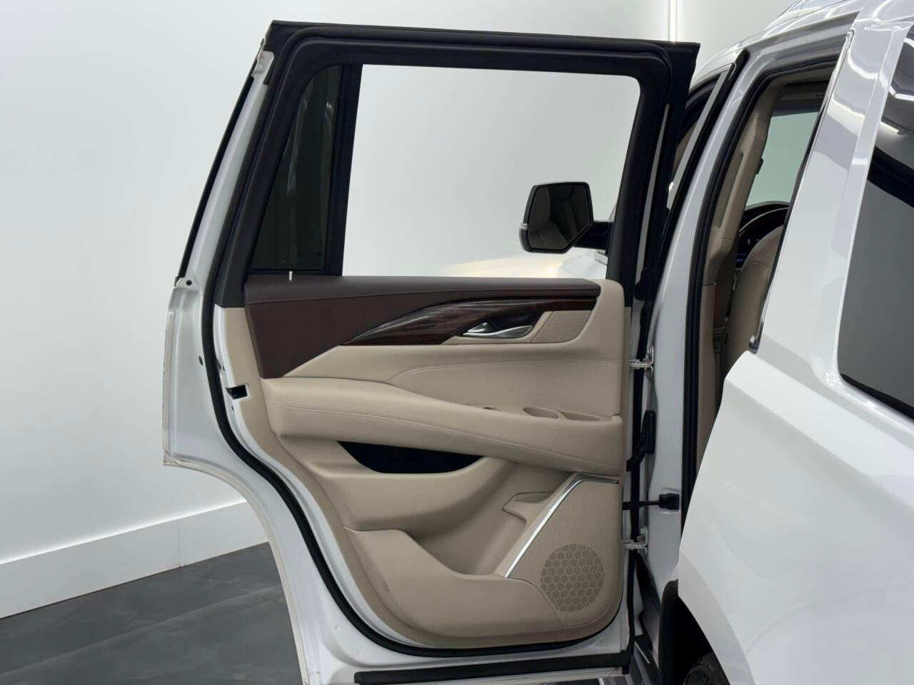 Cadillac Escalade Luxury 2WD 2017